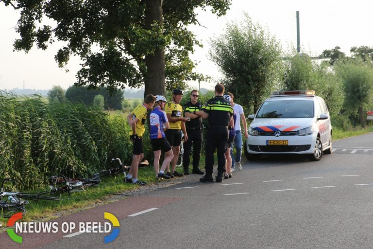 Wielrenner onderuit na aanrijding met auto Leidseweg Oud Ade