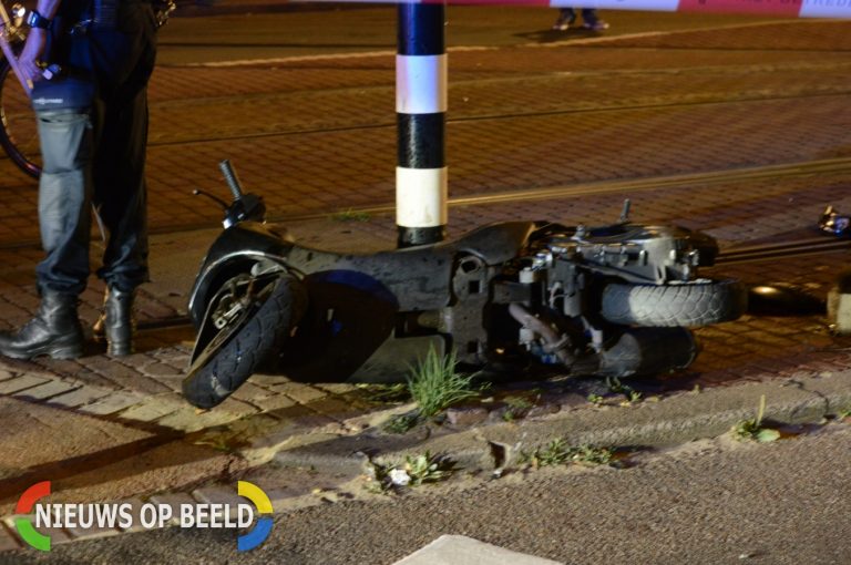 Aanrijding tussen scooter en personenauto Laakkade Den Haag