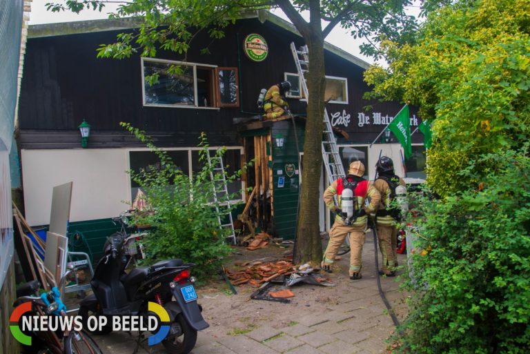 Ambulance medewerkers ontdekken brand in café de Waterklerk Boezembocht Rotterdam
