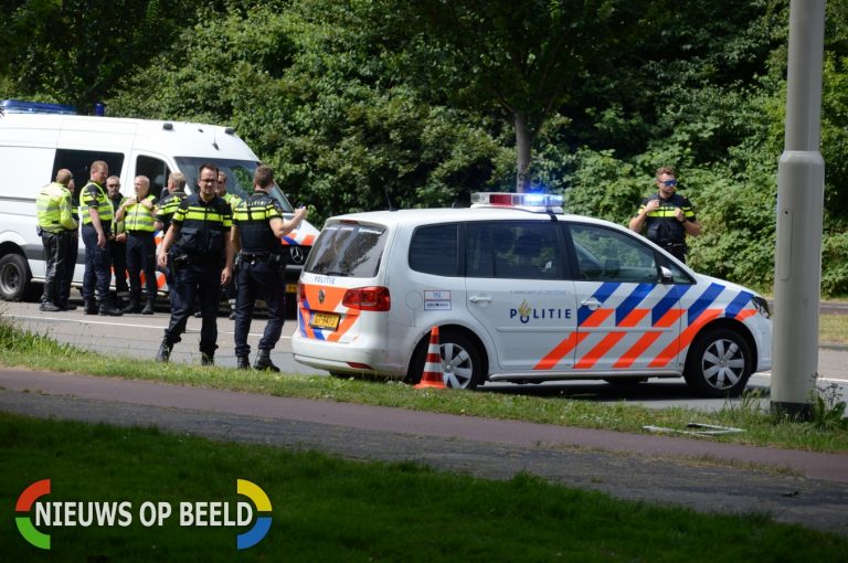 Camper tegen boom gereden, traumahelikopter opgeroepen Segbroeklaan Den Haag