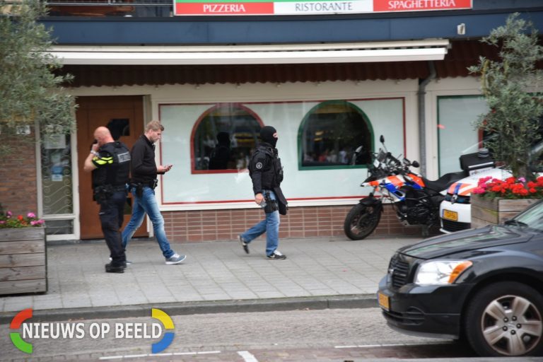 Arrestatieteam haalt man uit woning Vaerhorst Rotterdam