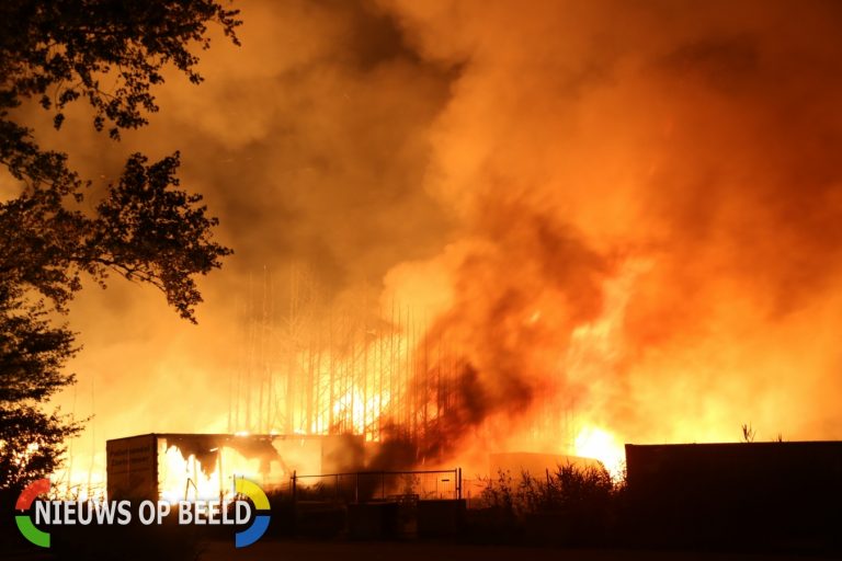 Gigantische brand verwoest pallethandel Galvanistraat Zoetermeer