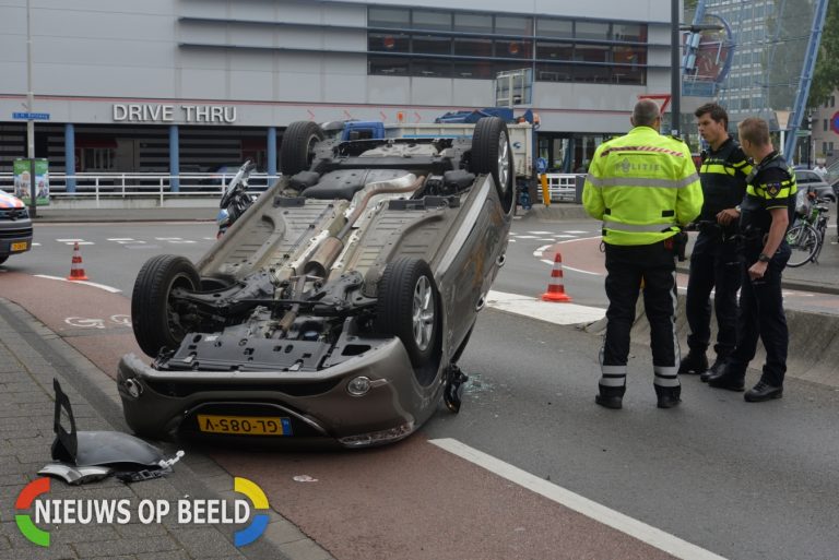 Auto op z’n kop G.H. Betzweg Rotterdam