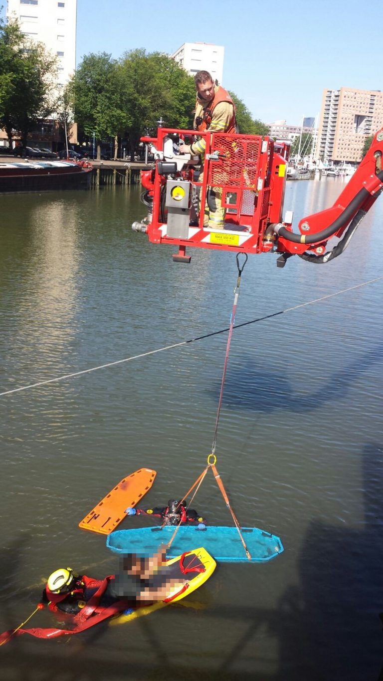 Brandweer redt vrouw uit water Admiraliteitskade Rotterdam