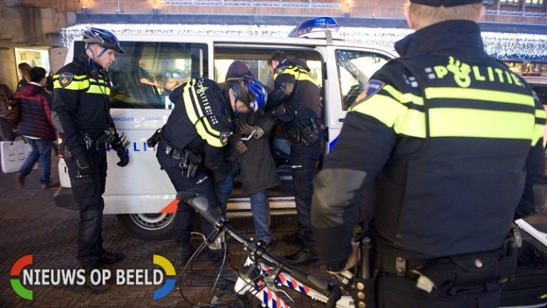 Agenten flink gehinderd door uitgaanspubliek tijdens incidenten in Rotterdam Centrum