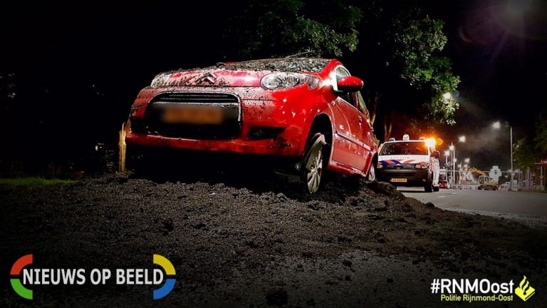 Automobilist rijdt door afzetting en eindigd op asfaltberg Capelseweg Capelle aan den IJssel