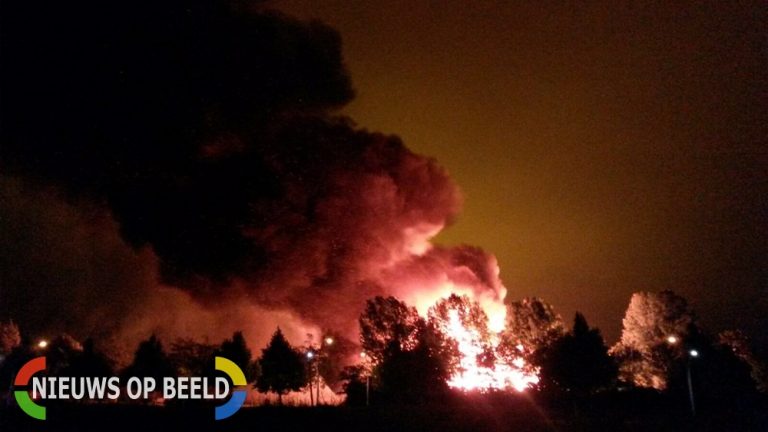 Explosies en enorme vlammenzee bij zeer grote brand Pallethandel Galvanistraat Zoetermeer