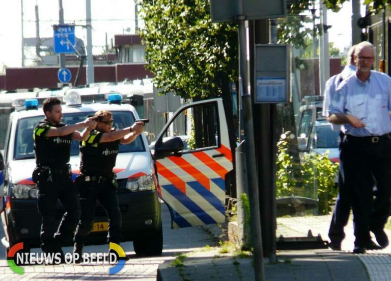 Politie haalt man met getrokken wapens uit tram Schiedamseweg Rotterdam