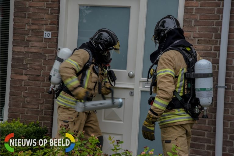 Brandweer blust felle brand Margrietstraat Poortugaal
