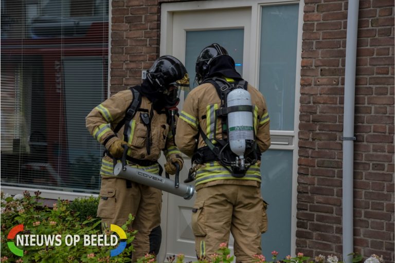 Brandweer ramt deur eruit om rookmelder Galileistraat Schiedam