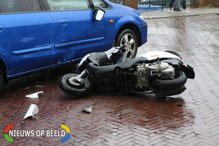 Gewonde bij aanrijding tussen auto en scooter Volmolengracht Leiden