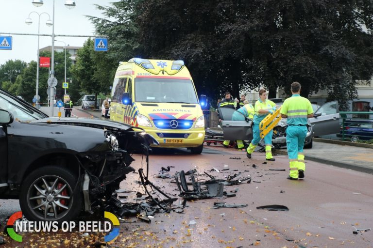 Flinke ravage na frontale botsing Noordeinde Leiden