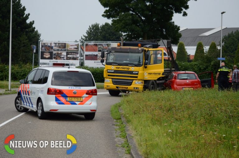 Aanrijding tussen personenauto en vrachtwagen Scheglaan Zoetermeer
