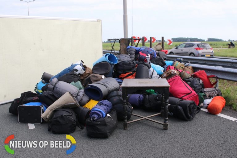 Weg afgesloten door gekantelde vrachtwagen N11 Hazerswoude-Rijndijk