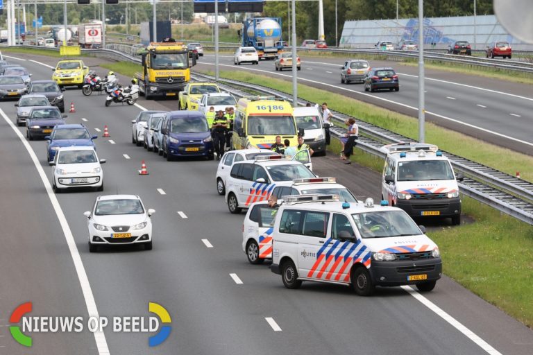 File op hoofdrijbaan na kettingbotsing Rijksweg A4 Leiden