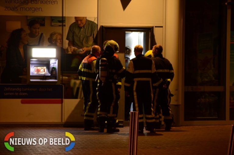 Brandweer doet metingen bij pinautomaat Oosterheemplein Zoetermeer
