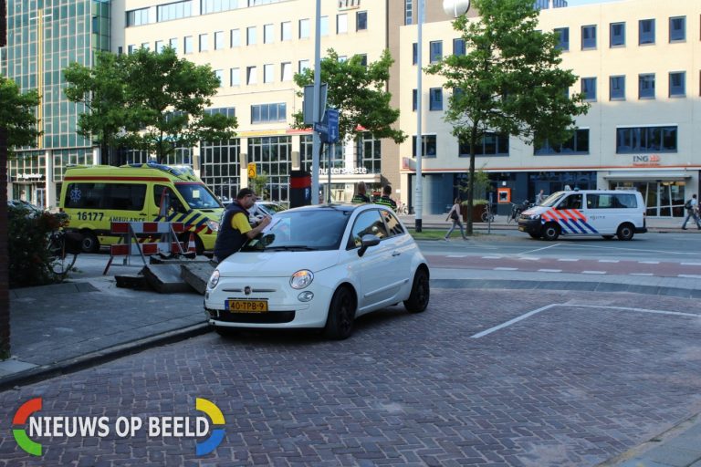 Afslaande automobilist ziet fietser over het hoofd Schuttersveld / Ballonpad Leiden