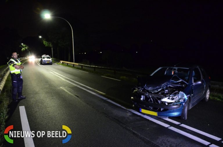 Auto vliegt uit de bocht en belandt in de vangrail Provincialeweg Oost – N228 Haastrecht