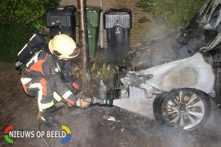Brandweer rukt uit voor autobrand Dragontuin Leiderdorp