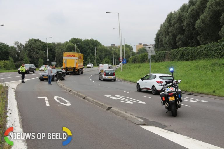 Aanrijding tussen vrachtwagen en personenauto Algeraweg Capelle aan den IJssel