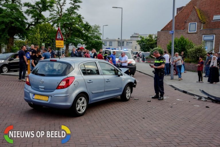 Auto op zijn kant na botsing met andere auto Putsebocht Rotterdam