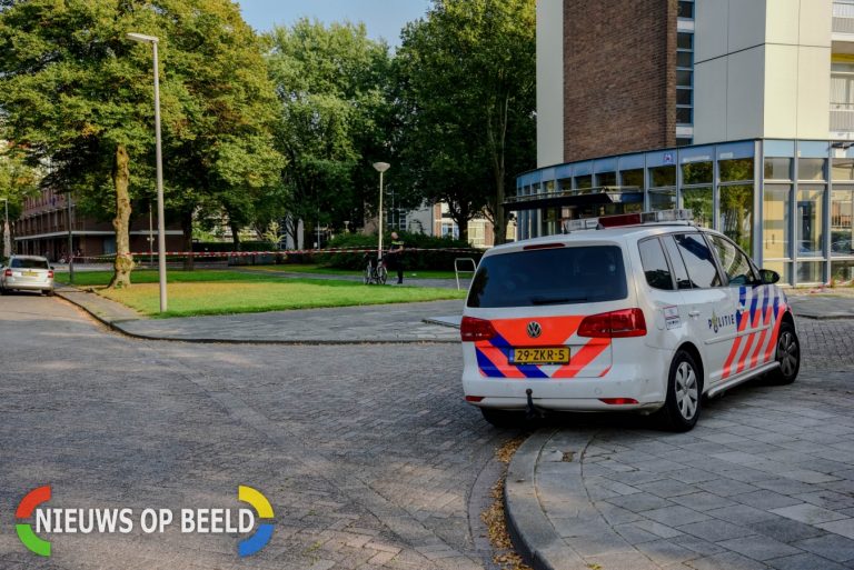Man richt ravage in straat aan Merxveld Rotterdam