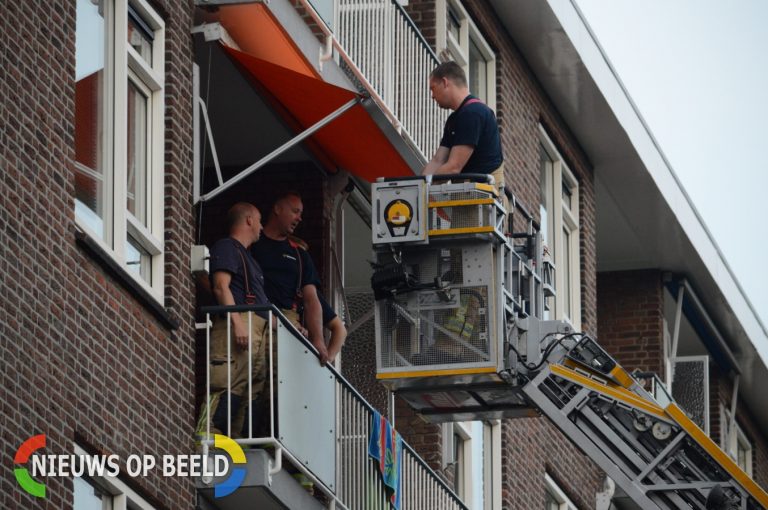 Brandweer rukt uit voor een gevaarlijk hangend zonnescherm Peppelweg Rotterdam