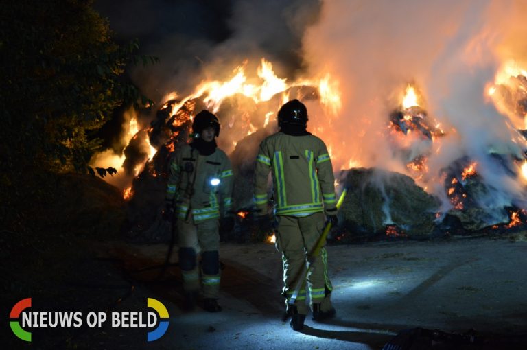 Grote stapel hooi in brand Staaldiepseweg Brielle