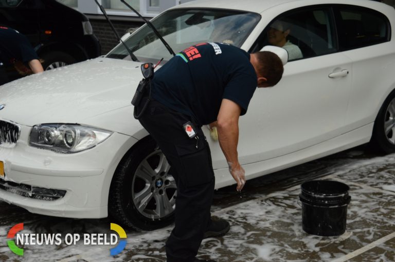 Brandweer maakt 90 voertuigen schoon Olof Palmelaan Zoetermeer