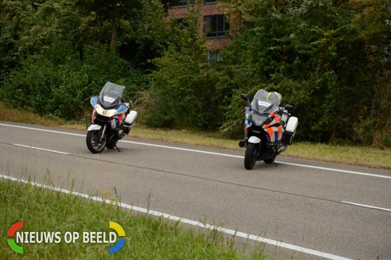 Bestelbus botst tegen betonnen paal Azieweg Zoetermeer