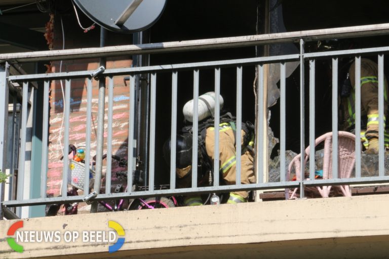 Uitslaande brand verwoest flatwoning, 1 lichtgewonde Reviusrondeel Capelle aan den IJssel