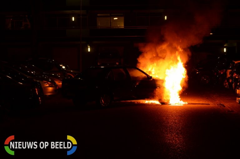 Auto verwoest door brand Dunantstraat Zoetermeer
