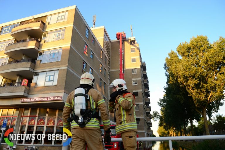Brandweer rukt uit voor rookontwikkeling op het dak Rietdekkerweg Rotterdam