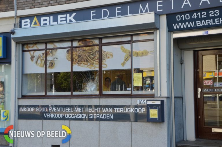 Man probeert met hamer bedrijf binnen te komen Boezemweg Rotterdam