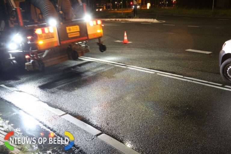 Wegafsluiting door groot oliespoor Abram van Rijckevorselweg Capelle aan den IJssel