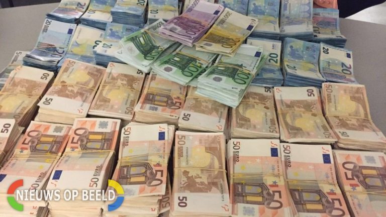 Bijna € 750.000 en veel drugs gevonden na aanhoudingen van Rotterdammer (19) en Vlaardinger (37)