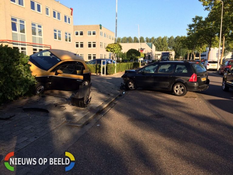 Auto ramt hekwerk na ongeval Molenbaan Capelle aan den IJssel