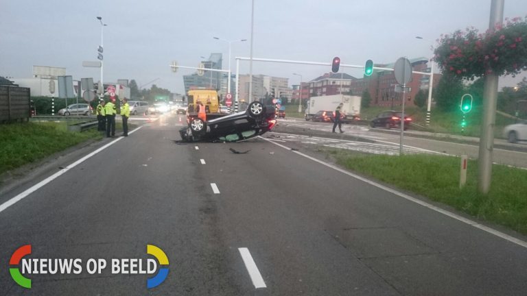 Auto over de kop Abram van Rijckevorselweg Capelle aan den IJssel