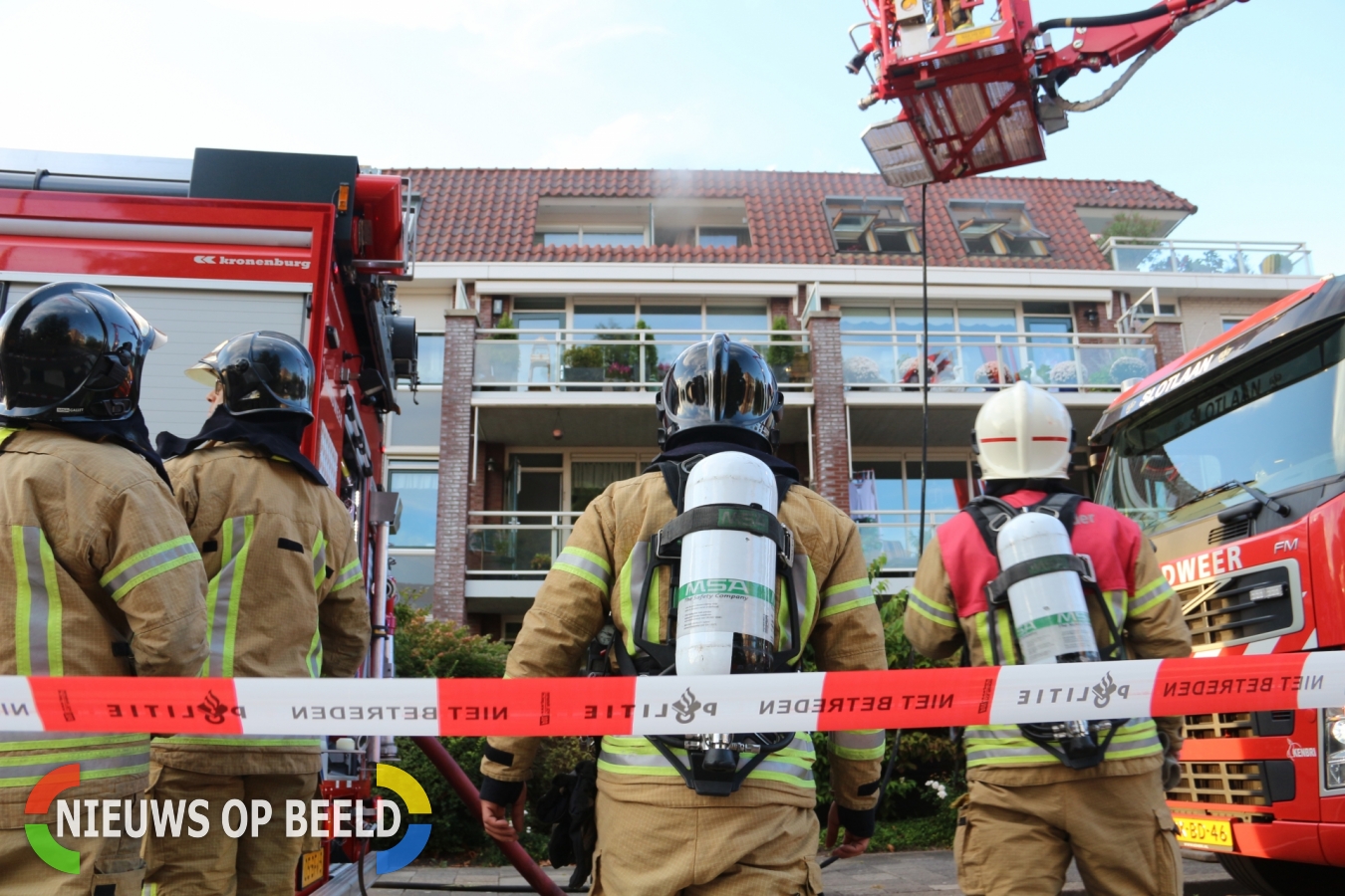 3 lichtgewonden bij forse zolderbrand, Da Costasingel in Capelle aan den IJssel