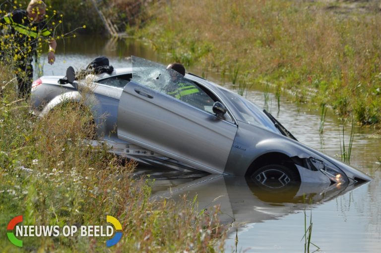 Gewonde na auto te water Archimedesstraat Berkel en Rodenrijs