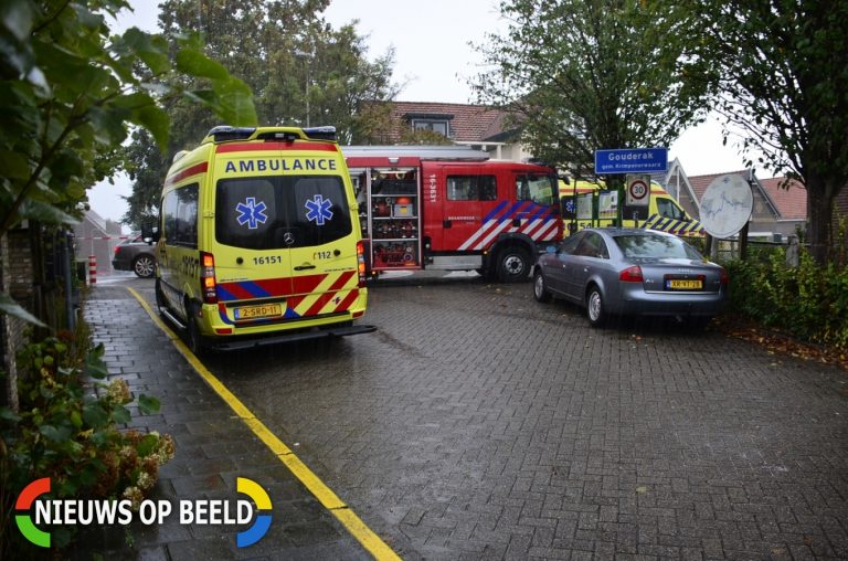 Auto te water, drie personen uit het water gehaald Veerstraat Gouderak