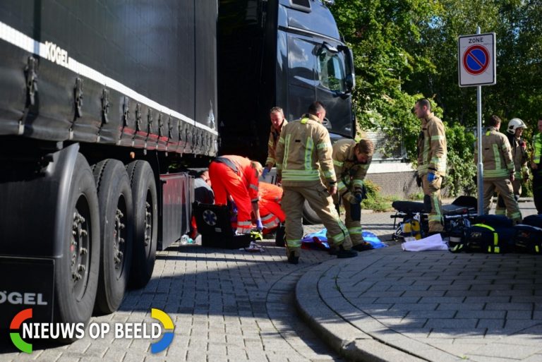 Fietser zwaargewond door aanrijding met vrachtwagen Overschieseweg Rotterdam