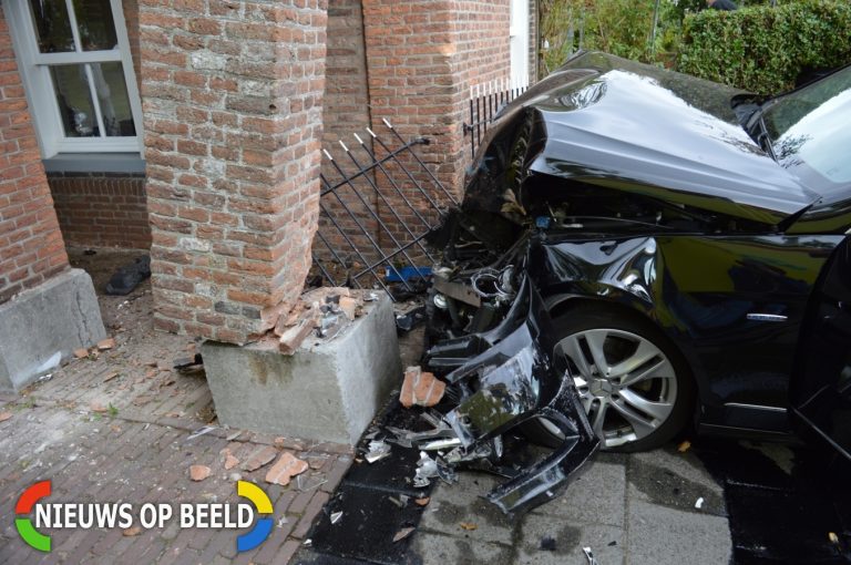 Auto ramt historisch monument Opzoomerlaan Hellevoetsluis