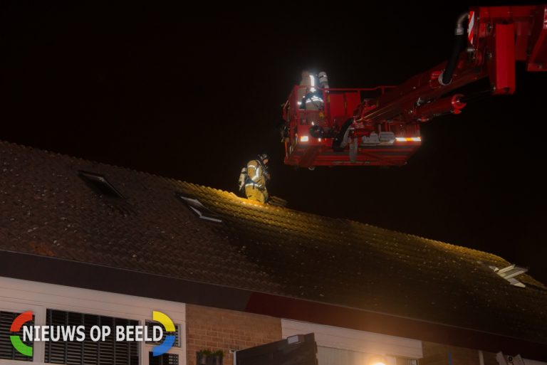 Uitslaande brand op dak van woningen Alicantepad Rotterdam