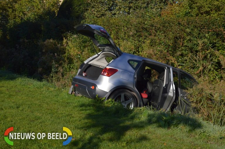 Bestuurder met auto in de sloot Fazantenlaan Hellevoetsluis