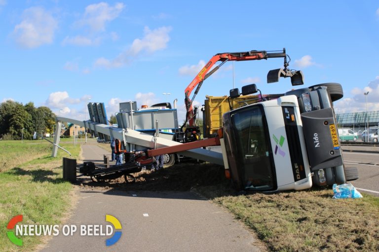 Vrachtwagen belandt op zijkant N445 Nieuwe Wetering