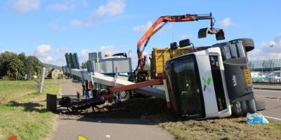 Vrachtwagen belandt op zijkant N445 Nieuwe Wetering - Nieuws op Beeld