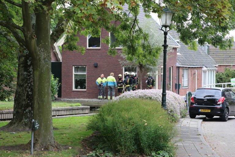 Brandweer rukt uit voor gaslek; chaos in de straat Watertje Zoeterwoude