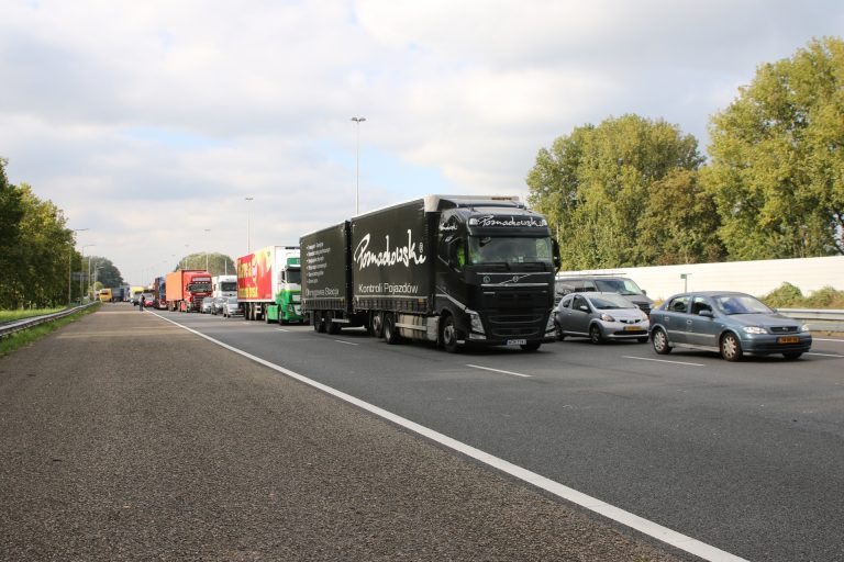 Twee vrachtwagens en auto betrokken bij ongeval Rijksweg A20 Rotterdam