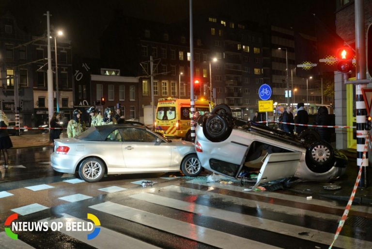 Gewonden door over de kop geslagen auto Schieweg Rotterdam